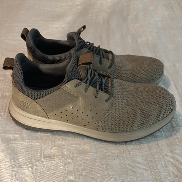 Skechers classic fit air cooled with memory foam. Size 10.5 US - Picture 2 of 7